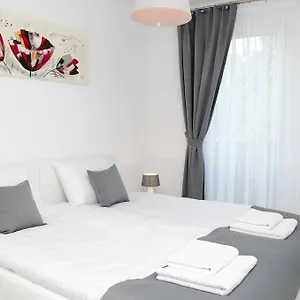 Mariela-kolobrzeg Z Garazem Apartment